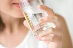 Uống nước sáng và tối tốt cho cơ thể nhưng theo cách này dễ mắc bệnh nguy hiểm