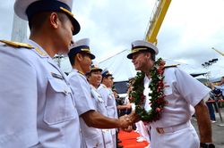 Tư lệnh Mỹ cùng phái đoàn tàu sân bay đến cảng Tiên Sa