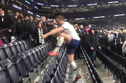 Eric Dier gây sốc khi trèo lên khán đài đòi 'ăn thua' với CĐV sau trận thua của Tottenham