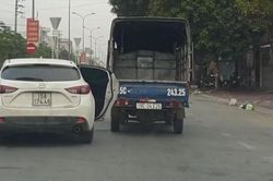 Vội vàng lăn bánh, tài xế quên… đóng cửa xe