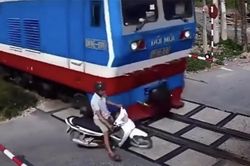 Vượt rào chắn an toàn, nam thanh niên suýt 'toang' trước mũi tàu hỏa
