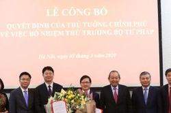 Phó Thủ tướng Trương Hòa Bình trao quyết định bổ nhiệm hai Thứ trưởng Bộ Tư pháp