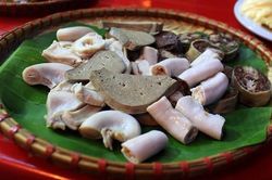 Những đại kỵ khi ăn lòng lợn không phải ai cũng biết