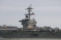 Mục kích tàu sân bay USS Theodore Roosevelt vào vịnh Đà Nẵng