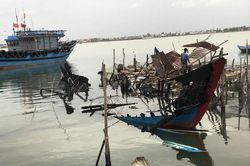 Tàu cá nửa tỷ đồng đùng đùng bốc cháy cạnh khu dân cư