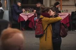 Người dân Italy không đồng tình trước biện pháp tránh ôm hôn phòng Covid-19