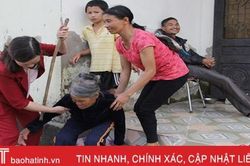 Xót xa cảnh mẹ già nuôi 2 người tật nguyền và 1 người tâm thần