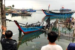 Tàu cá bị thiêu rụi chưa rõ nguyên nhân khi neo đậu ở làng chài