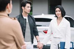 Chồng hung hăng đòi đánh vợ để ra oai với bồ, trước bàn dân thiên hạ, vợ chìa ra một tập giấy khiến anh sợ xanh mắt mèo và thay đổi trong chớp mắt