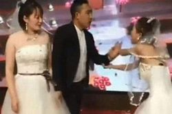 Ngày người yêu cũ đi lấy vợ tôi đến tặng anh bức ảnh chụp cảnh cô dâu thường lui tới một nghĩa trang thắp hương và hé lộ bí mật động trời