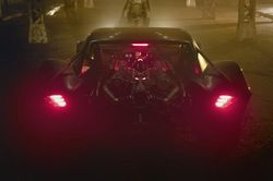 The Batman: Batmobile chính thức lộ diện trong loạt ảnh hậu trường mới!