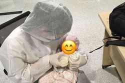 Chuyến bay đặc biệt đón cháu bé 2 tháng tuổi được cha mẹ gửi gắm từ Hàn Quốc về nước tránh dịch COVID-19