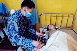 Bệnh xá đảo An Bang cấp cứu ngư dân bị tai nạn lao động