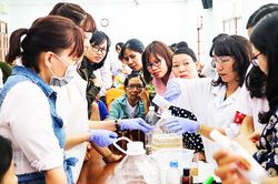 Khi giáo viên tự pha chế dung dịch sát khuẩn