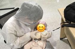 Xót xa hình ảnh em bé 'một mình' bay từ Hàn Quốc về Việt Nam tránh dịch