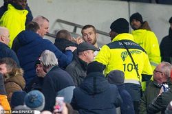 Cầu thủ Tottenham lao lên khán đài đánh CĐV