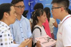 Thí sinh tận dụng thời gian nghỉ vừa học, vừa ôn