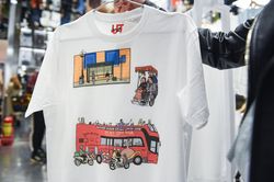 Uniqlo bán áo xích lô, gánh hàng rong dành riêng cho cửa hàng ở Hà Nội