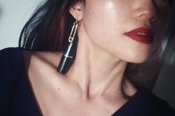Dân mạng Việt bắt trend đặt son lên xương quai xanh khoe vai quyến rũ