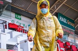 HAGL xịt khử trùng sân trước trận mở màn V.League 2020