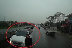Tài xế ôtô say rượu đi ngược chiều chửi bới, hăm dọa xe khác