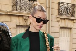 Những lần Hailey Bieber phối đồ thời thượng với suit màu khó