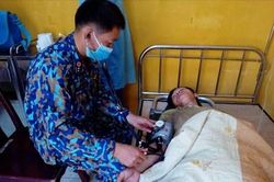 Bộ tư lệnh Vùng 4 Hải quân và Binh đoàn 18 phối hợp cấp cứu 2 ngư dân gặp nạn trên biển