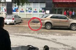 Nam thanh niên rơi từ tầng 13 xuống ô tô đậu vỉa hè
