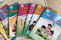 Giá sách giáo khoa mới: Người bán muốn giá cao, người mua muốn giá thấp