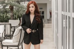 Puka táo bạo diện vest giấu quần, không nội y