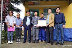 Trao Bằng khen cho nhân viên gác chắn dũng cảm cứu đoàn tàu và xe tải