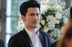 Nhìn vợ trùm áo bước vội vào nhà nghỉ, chồng giận sôi người xông vào đánh ghen, nào ngờ mới đặt chân đến cửa đã khuỵu xuống