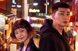 Hậu trường 'Itaewon Class': Ahn Bo Hyun gọi Kim Da Mi là 'phù thủy', Park Seo Joon 'anh hùng cứu mỹ nhân'