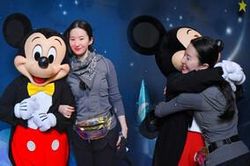 Lưu Diệc Phi khoe mặt mộc khi chụp ảnh với Chuột Mickey, không buồn vì phim Mulan dời lịch ở nhiều nơi