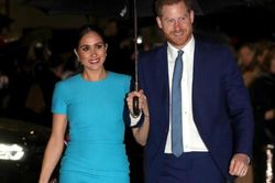 Công nương Meghan Markle diện váy xanh dạo bước trong mưa, tái xuất đầy nổi bật tại sự kiện