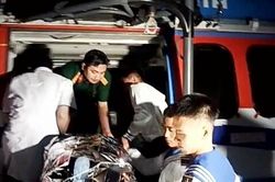 Dùng máy bay trực thăng đưa 2 ngư dân bị nạn ở Trường Sa vào đất liền chữa trị