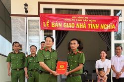 Công an Đắk Nông trao nhà tình nghĩa tặng 2 cán bộ