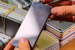Cưa nát 107 cái iPhone để làm đàn guitar điện