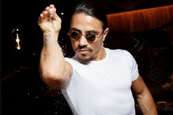 'Thánh rắc muối' Salt Bae và những màn trình diễn đã mắt