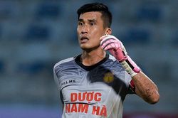 Thủ môn Nam Định phàn nàn trọng tài sau bàn thua