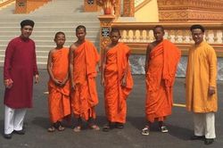 Đi tìm 'Quốc phục nam' truyền thống (kỳ 6): Mặc áo dài nam lên chùa