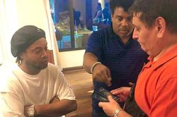 Ronaldinho bị bắt giữ ở Paraguay: Sự thật nào sau tấm hộ chiếu giả?