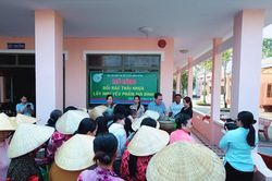 Phụ nữ Kiên Giang đổi rác thải nhựa lấy nhu yếu phẩm