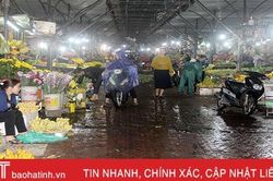 Hàng hóa ở chợ ế ẩm, hơn 4 giờ chiều tiểu thương TP Hà Tĩnh đã lo đóng quầy!