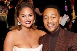 Bà xã John Legend, Chrissy Teigen từng 'phát điên' vì đã nâng ngực
