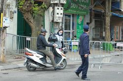 Lập chốt cách ly phố Trúc Bạch sau vụ cô gái nhiễm COVID-19: Cửa hàng đóng cửa, người dân nhận tiếp tế từ người thân bên ngoài