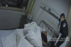 Tranh cãi với mẹ chồng về việc dạy con, người phụ nữ cầm dao tự đâm nhiều nhát vào cơ thể
