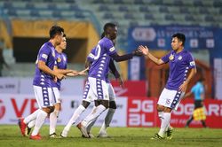 Đánh bại Nam Định, Hà Nội FC chiếm ngôi đầu V-League
