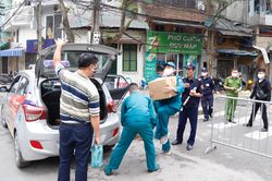 Cung cấp nhu yếu phẩm hằng ngày cho 60 hộ dân tại phố Trúc Bạch
