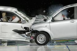 Những chiếc xe như đùa với tử thần ở Myanmar